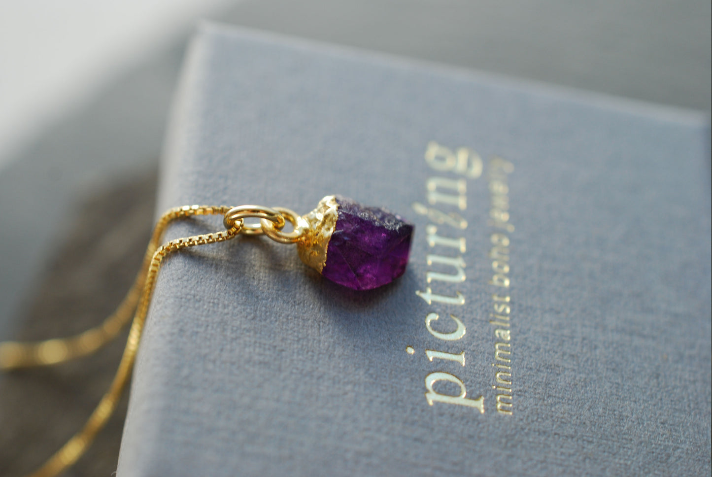 AVA Rohstein Anhänger | Geburtsstein Geschenke | 18K vergoldetes 925 Silber | Birthstone Charm | Optional mit Kette
