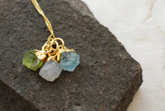 AVA Rohstein Anhänger | Geburtsstein Geschenke | 18K vergoldetes 925 Silber | Birthstone Charm | Optional mit Kette