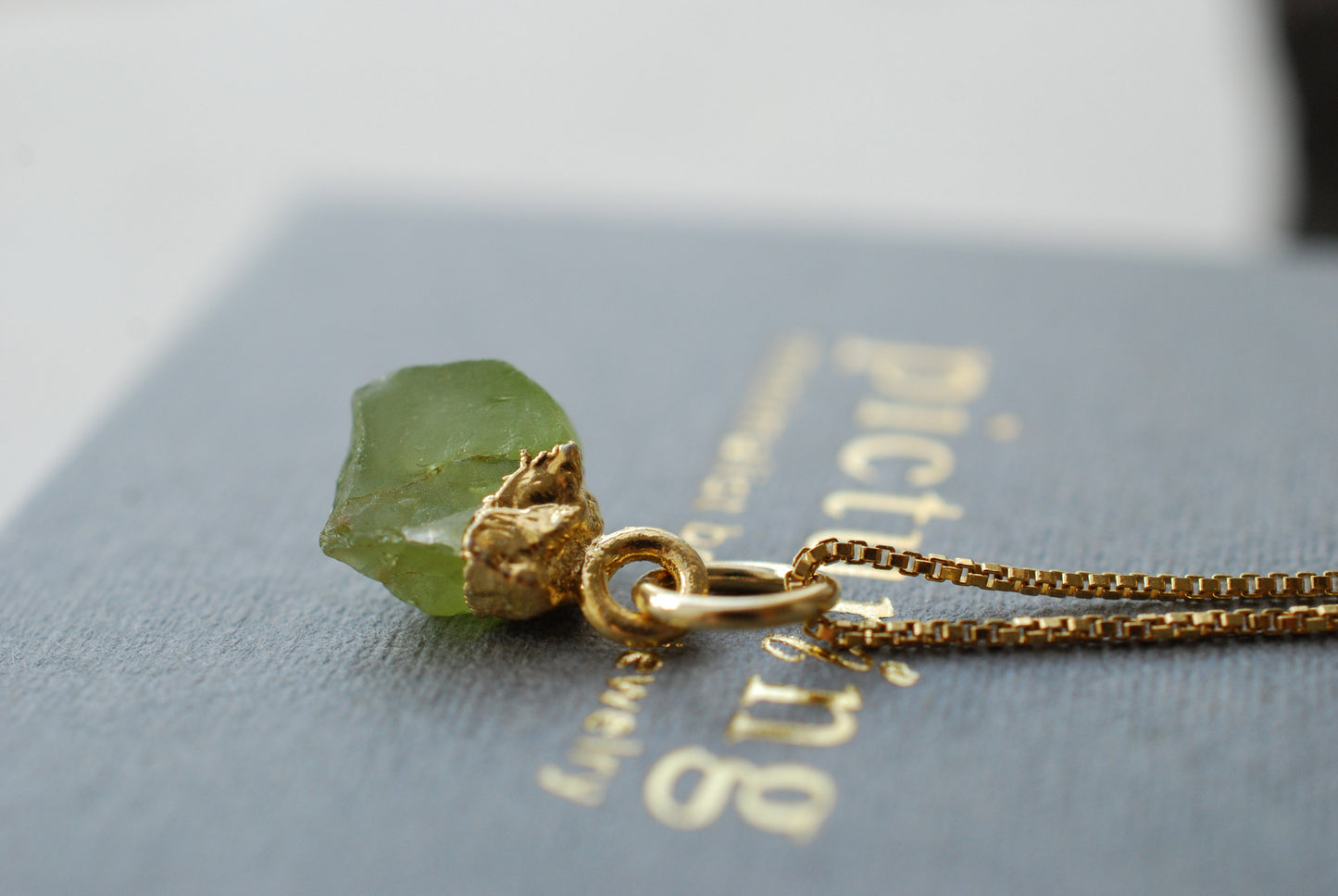 AVA Rohstein Anhänger | Geburtsstein Geschenke | 18K vergoldetes 925 Silber | Birthstone Charm | Optional mit Kette