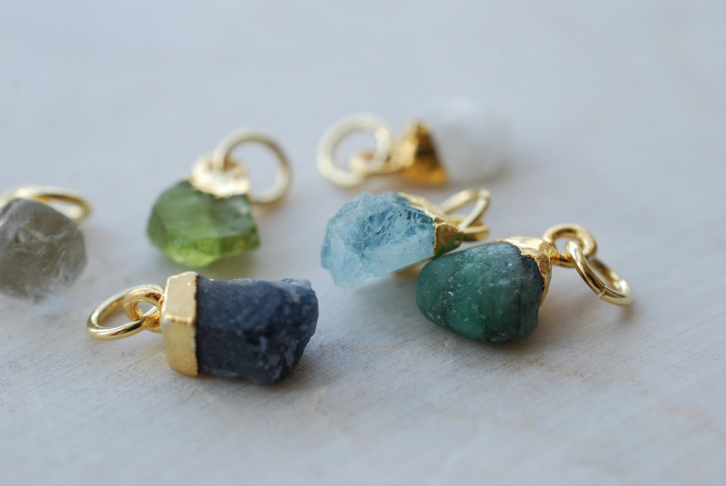 AVA Rohstein Anhänger | Geburtsstein Geschenke | 18K vergoldetes 925 Silber | Birthstone Charm | Optional mit Kette