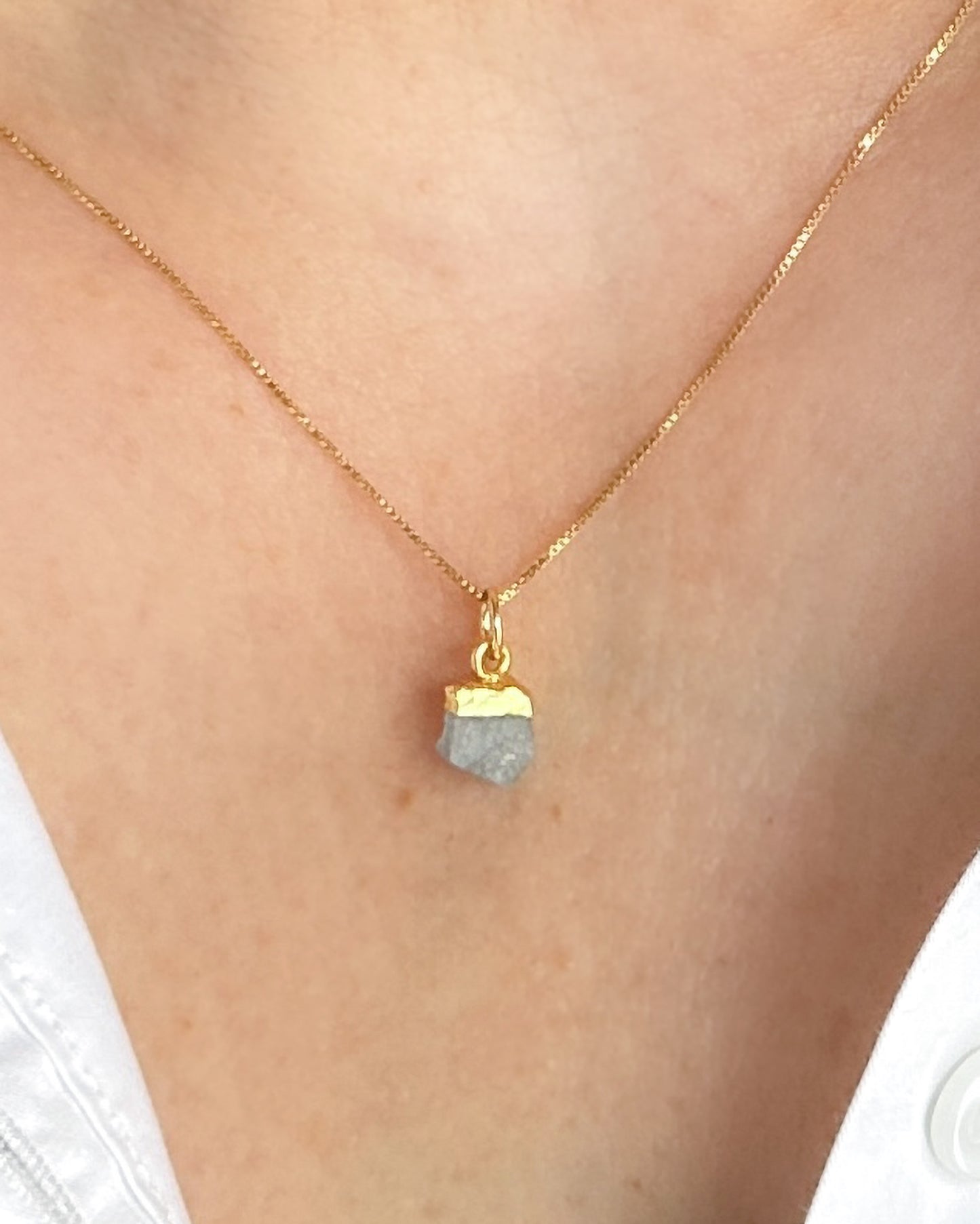 AVA Rohstein Anhänger | Geburtsstein Geschenke | 18K vergoldetes 925 Silber | Birthstone Charm | Optional mit Kette