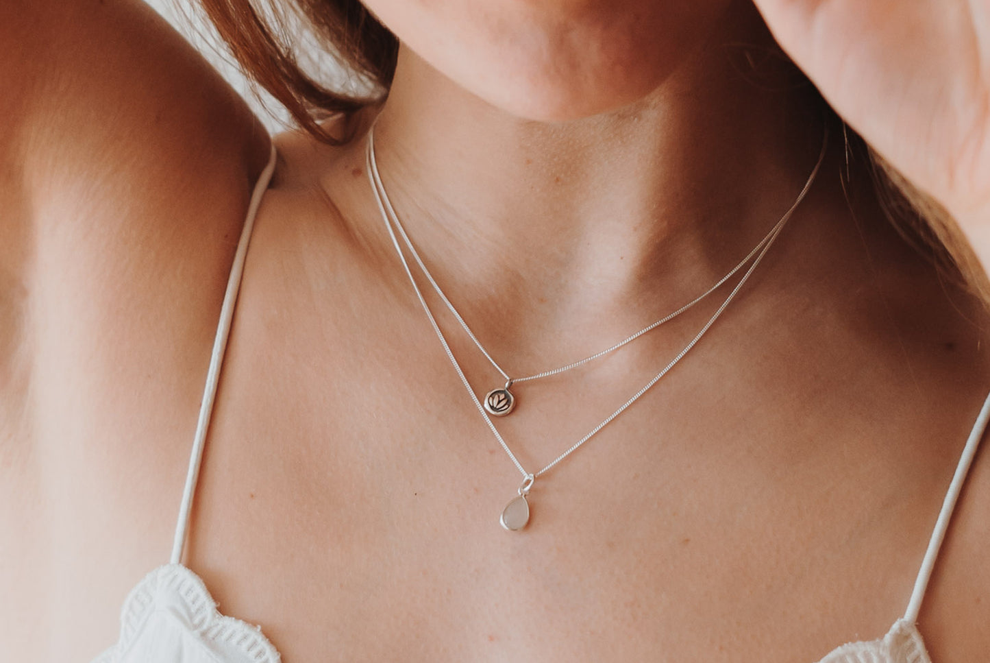 LOTUS . Echt vergoldete Kette mit Lotus-Anhänger.  vergoldetes Sterlingsilber . Geschenke für Frauen