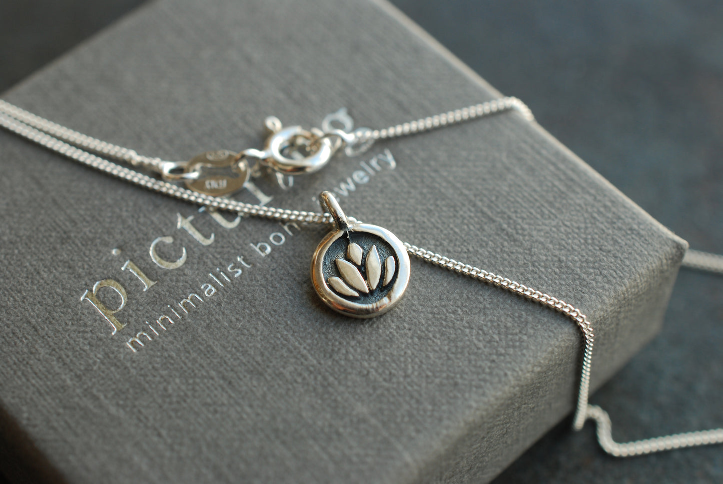 LOTUS . Echt vergoldete Kette mit Lotus-Anhänger.  vergoldetes Sterlingsilber . Geschenke für Frauen