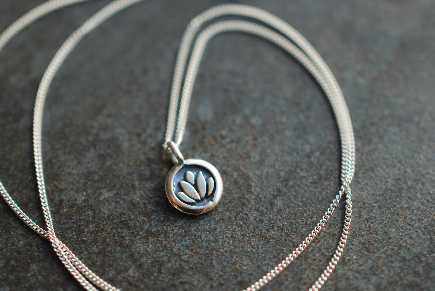 LOTUS . Echt vergoldete Kette mit Lotus-Anhänger.  vergoldetes Sterlingsilber . Geschenke für Frauen