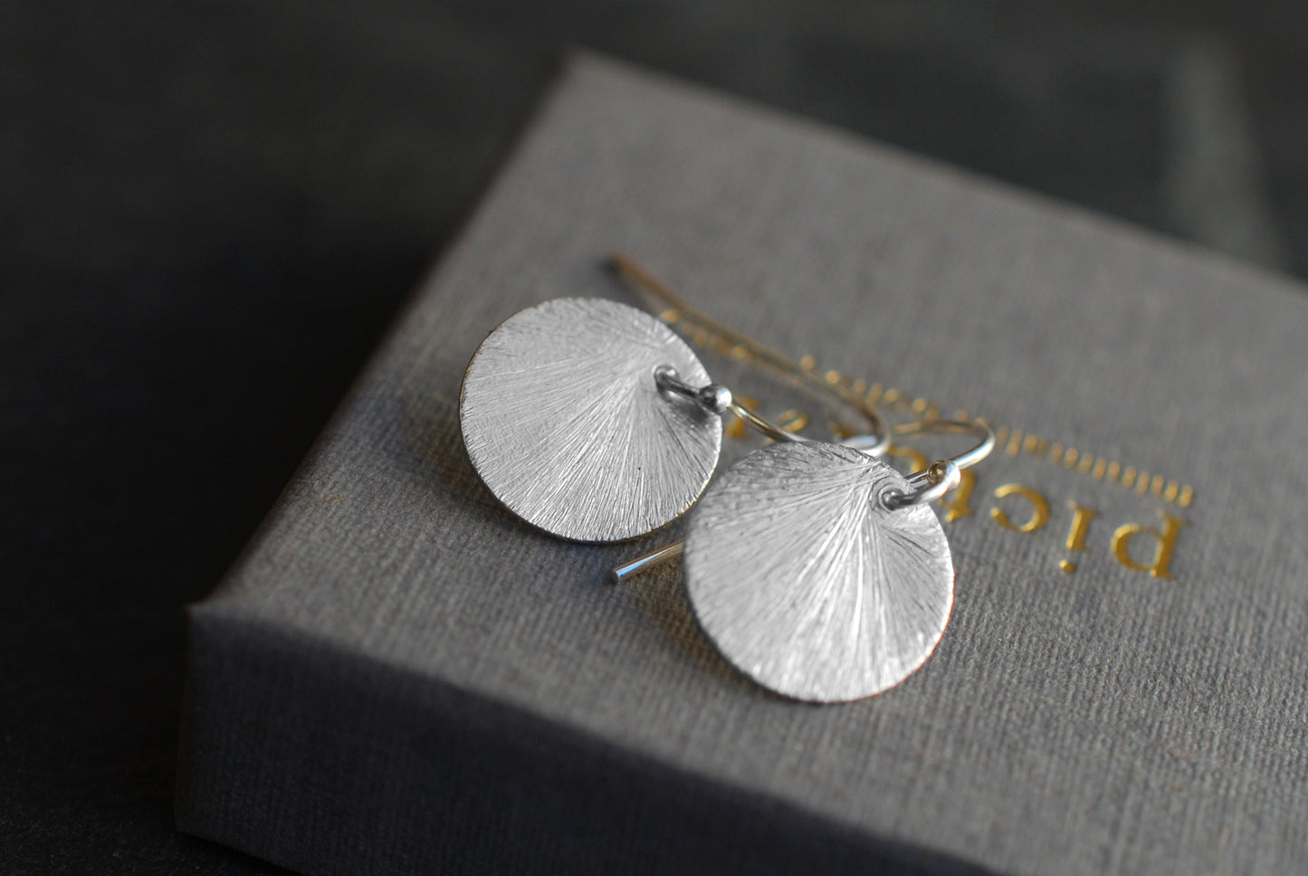 Silberne Plättchen-Ohrringe gebürstet . Sterling Silber .  Geschenke für Frauen