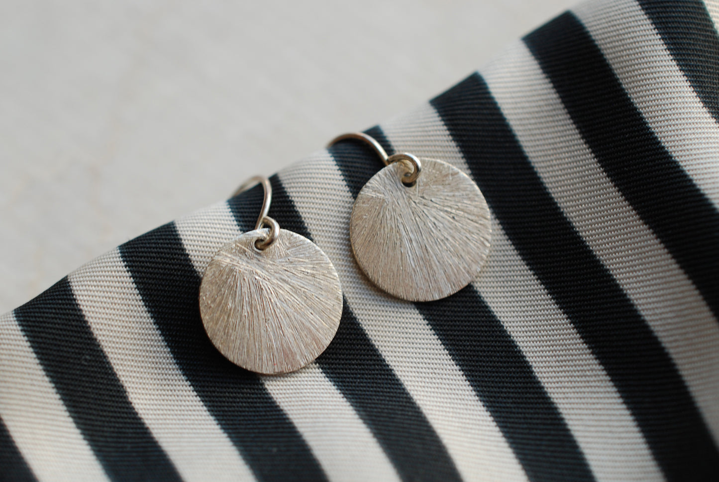 Silberne Plättchen-Ohrringe gebürstet . Sterling Silber .  Geschenke für Frauen