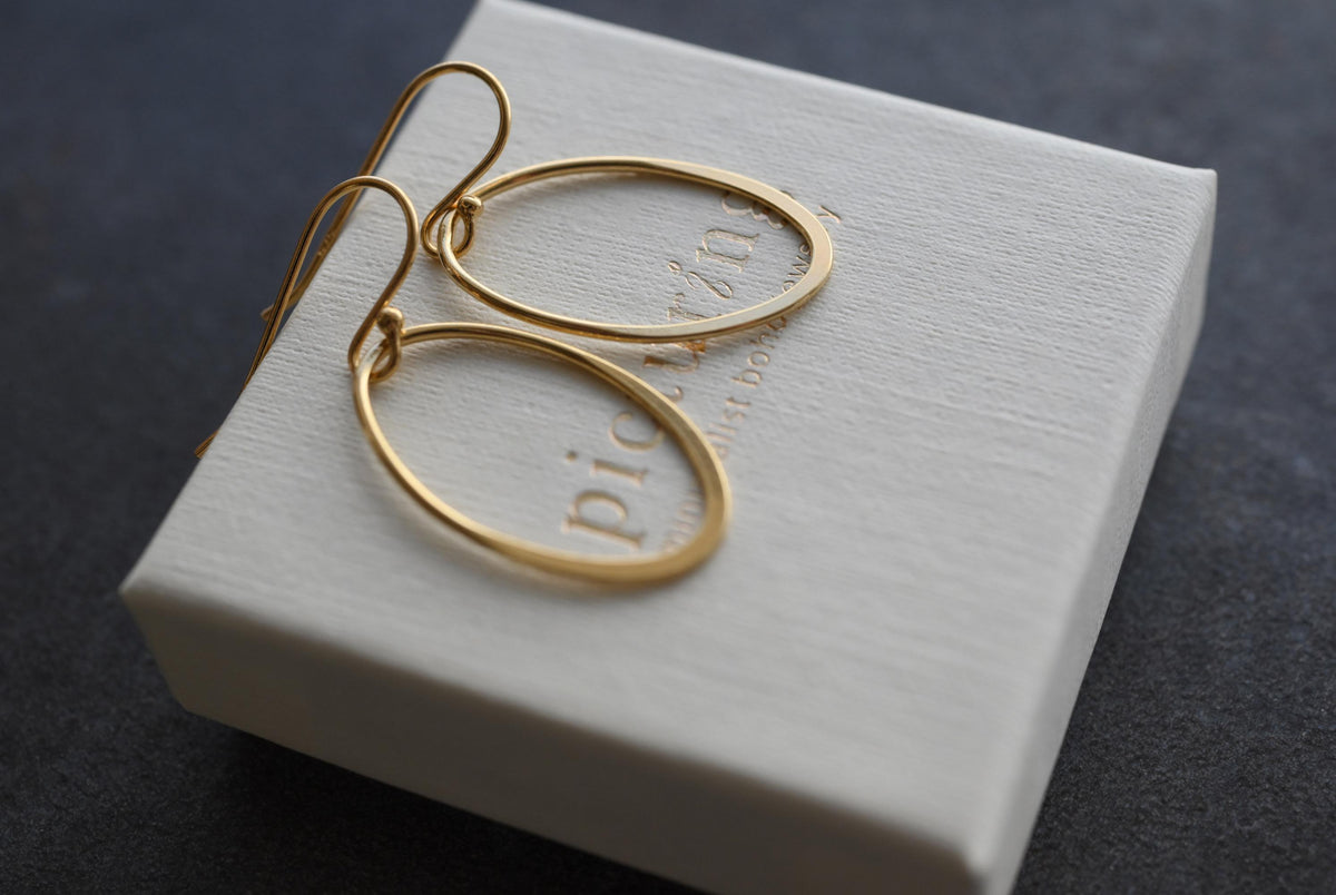 Vergoldete Hängeohrringe mit ovalem Anhänger · CIRCLES | leichte Ohrringe aus 14 kt vergoldetem Silber