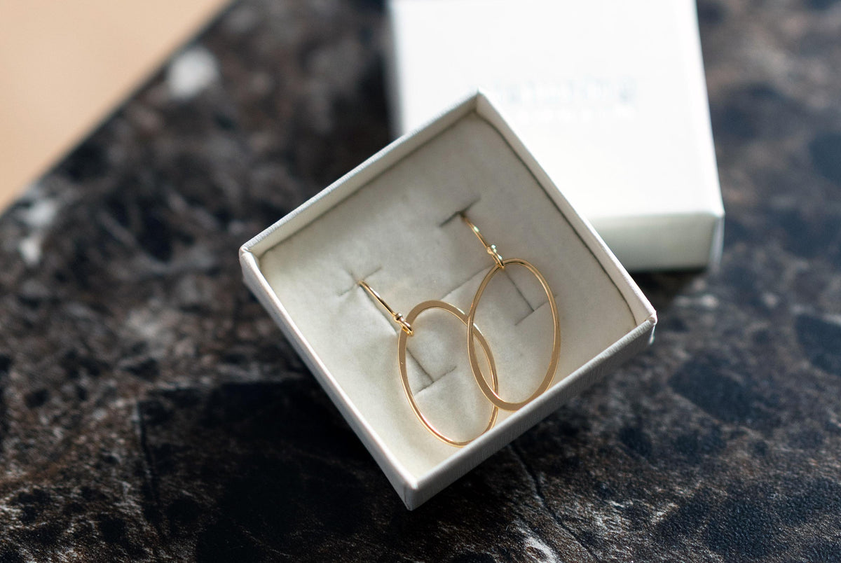 Vergoldete Hängeohrringe mit ovalem Anhänger · CIRCLES | leichte Ohrringe aus 14 kt vergoldetem Silber