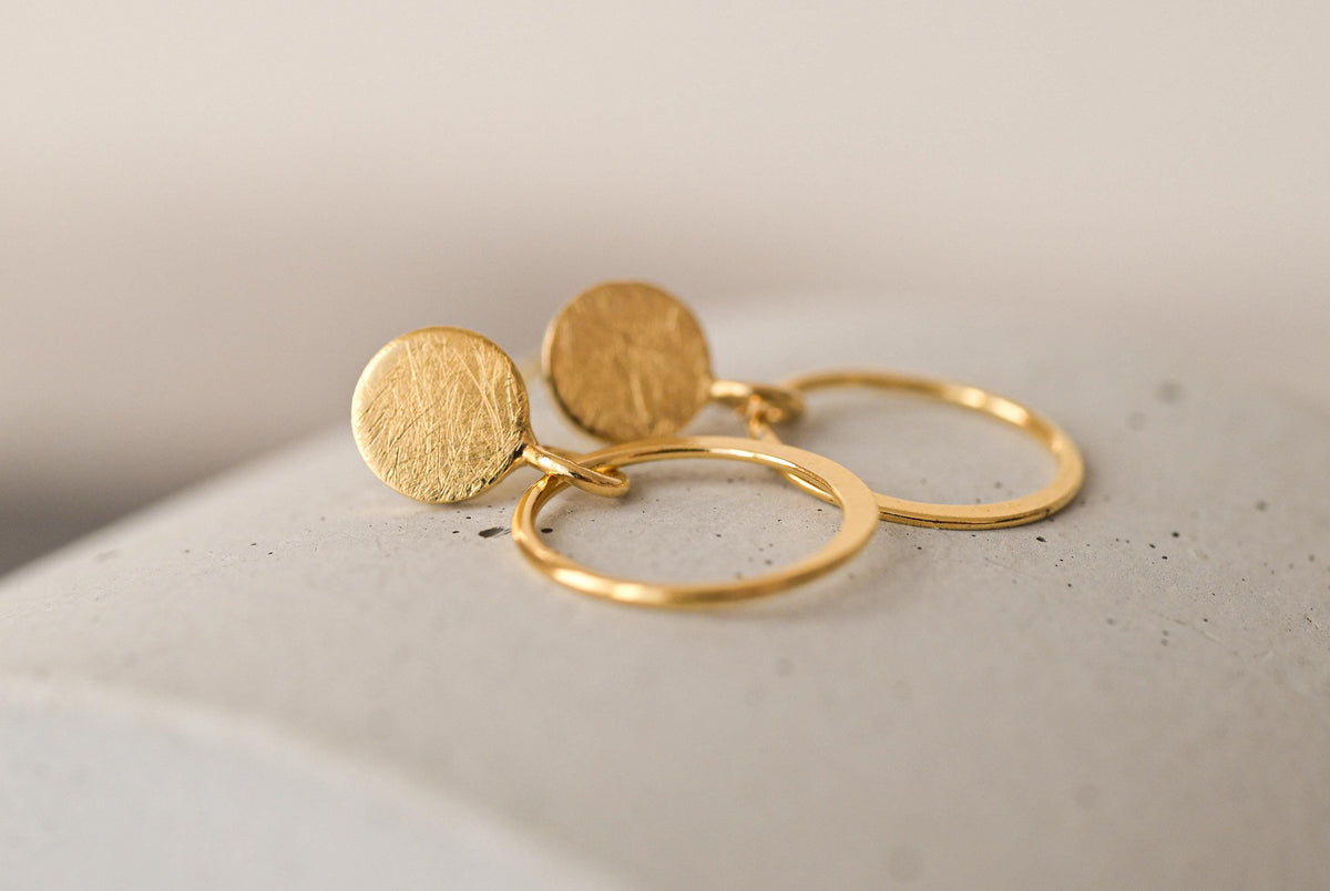 Vergoldete Ohrstecker mit Kreis-Anhänger · CIRCLES | 14 kt vergoldetes 925er Sterling Silber | Schmuckgeschenk