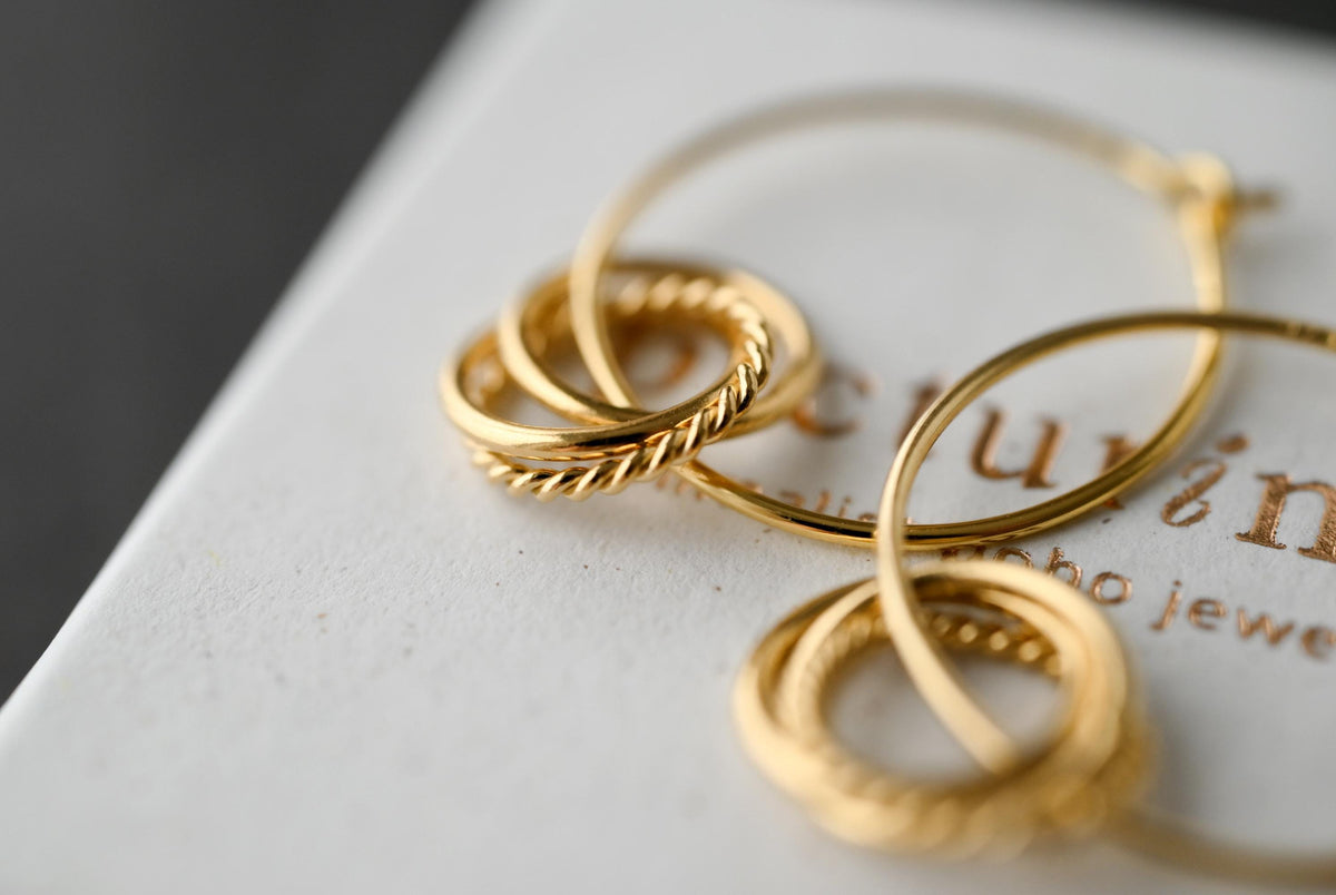 Vergoldete CIRCLES Creolen aus 925 Silber · 20 mm Goldcreolen mit Kreis-Anhängern