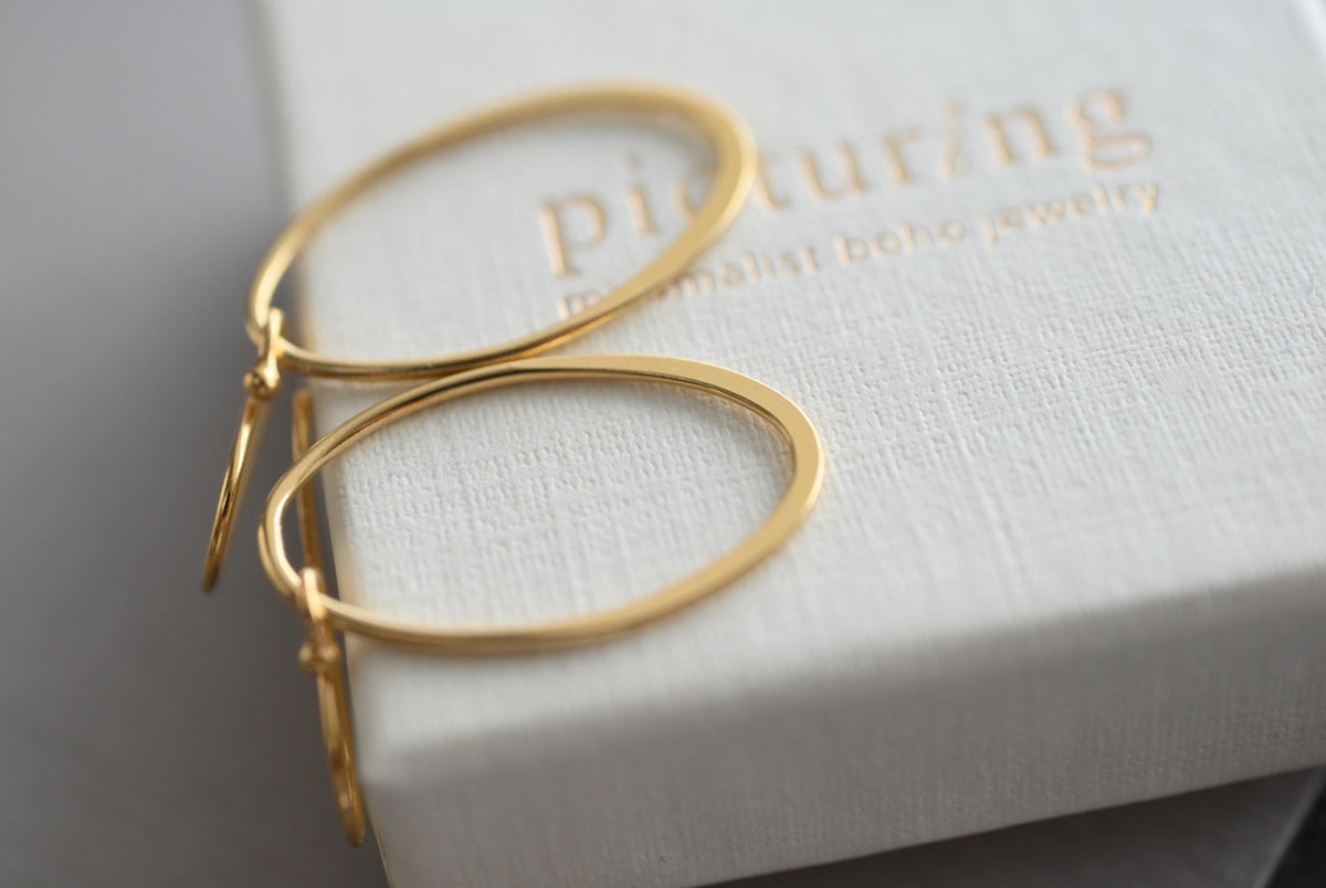 Vergoldete Hängeohrringe mit ovalem Anhänger · CIRCLES | leichte Ohrringe aus 14 kt vergoldetem Silber