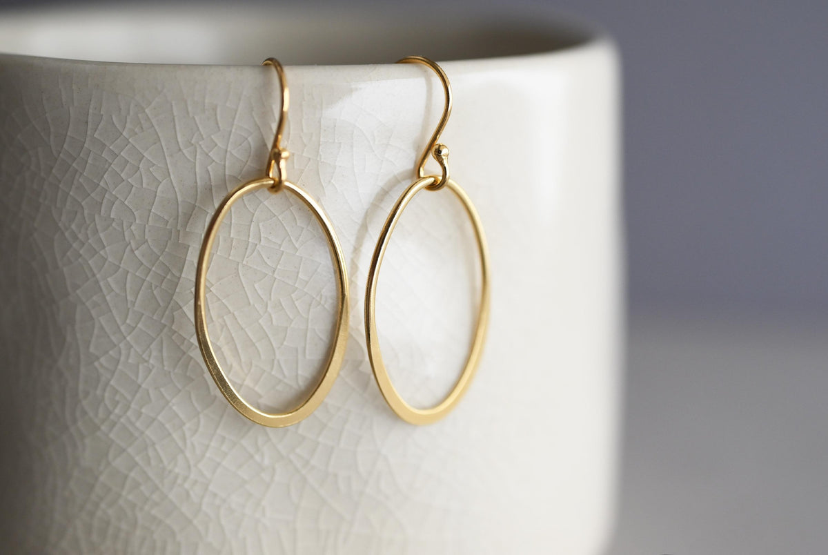 Vergoldete Hängeohrringe mit ovalem Anhänger · CIRCLES | leichte Ohrringe aus 14 kt vergoldetem Silber