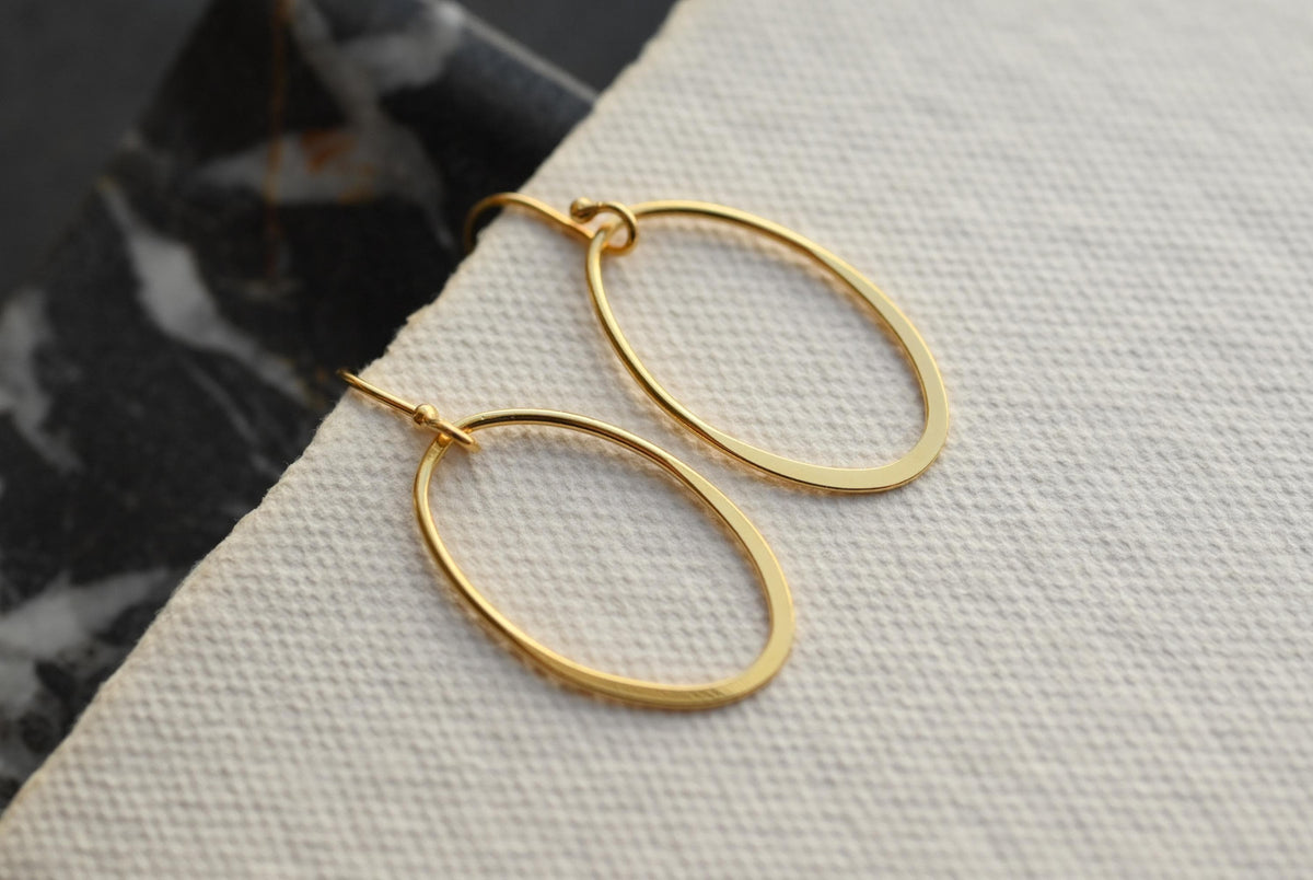 Vergoldete Hängeohrringe mit ovalem Anhänger · CIRCLES | leichte Ohrringe aus 14 kt vergoldetem Silber