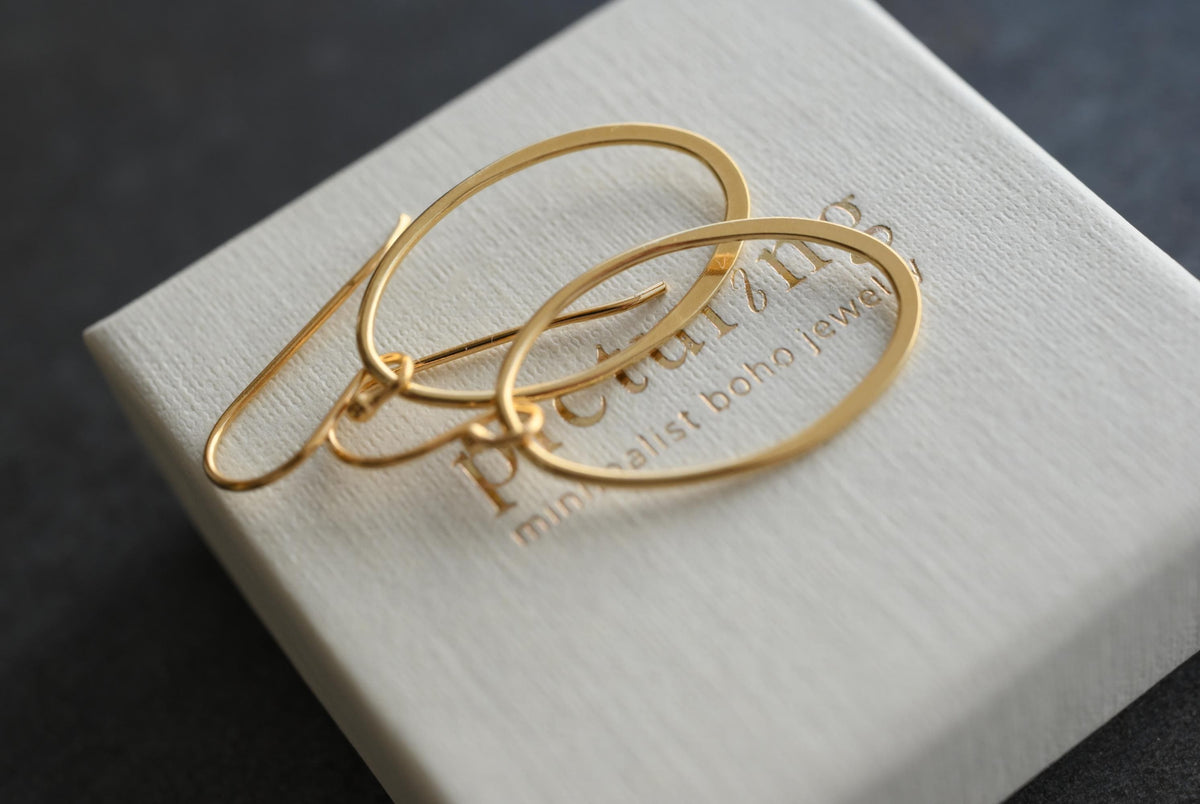 Vergoldete Hängeohrringe mit ovalem Anhänger · CIRCLES | leichte Ohrringe aus 14 kt vergoldetem Silber