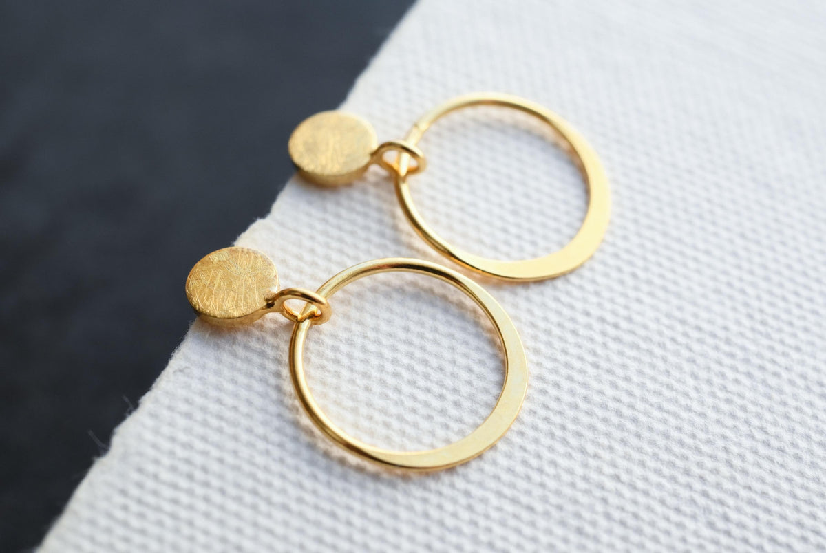 Vergoldete Ohrstecker mit Kreis-Anhänger · CIRCLES | 14 kt vergoldetes 925er Sterling Silber | Schmuckgeschenk