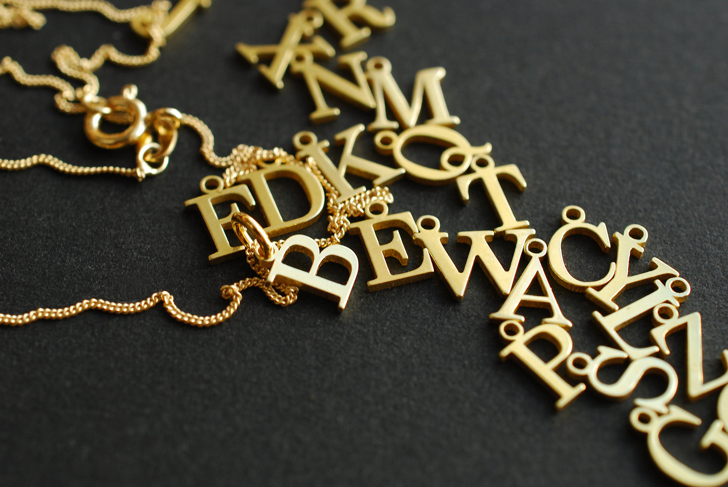Initiale . 24 k vergoldete Sterlingsilber Kette mit Buchstaben-Anhänger