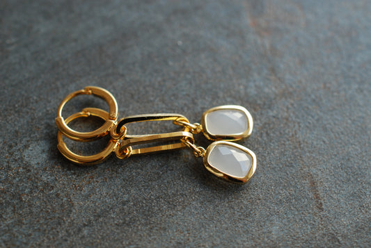 CLIO . Lange, vergoldete Ohrringe mit Glas-Steinen in der Farbe Rauchglas