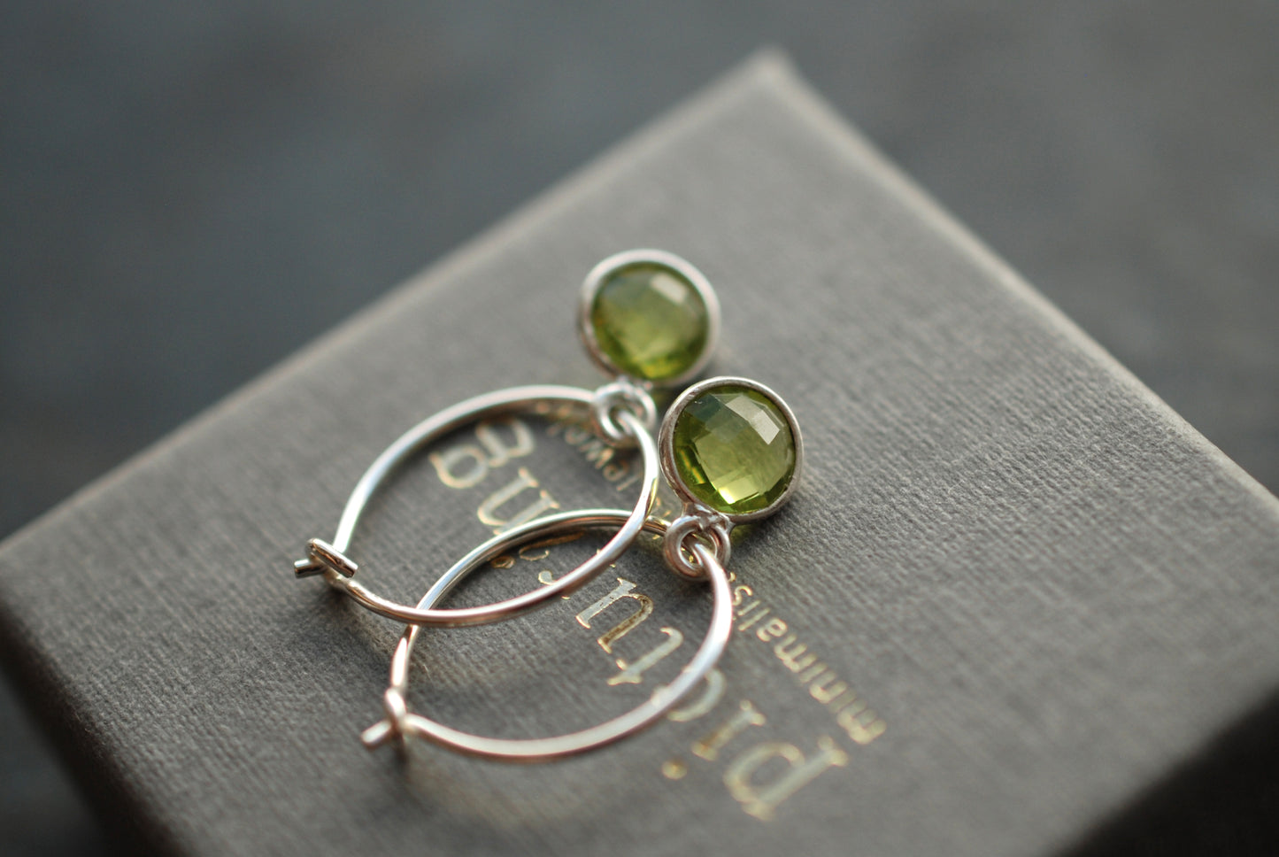 Silberne Geburtsstein-Creolen Peridot . August-Geburtstagsgeschenke . 925er Silber - picturing