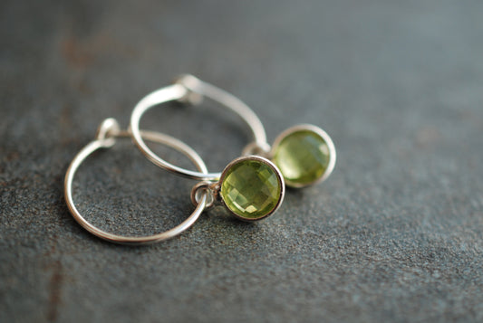 Silberne Geburtsstein-Creolen Peridot . August-Geburtstagsgeschenke . 925er Silber - picturing