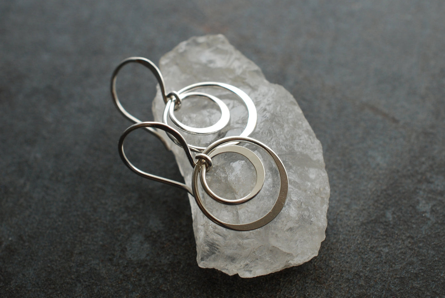 Minimalistische Kreis Ohrringe . 925er Sterling Silber - picturing