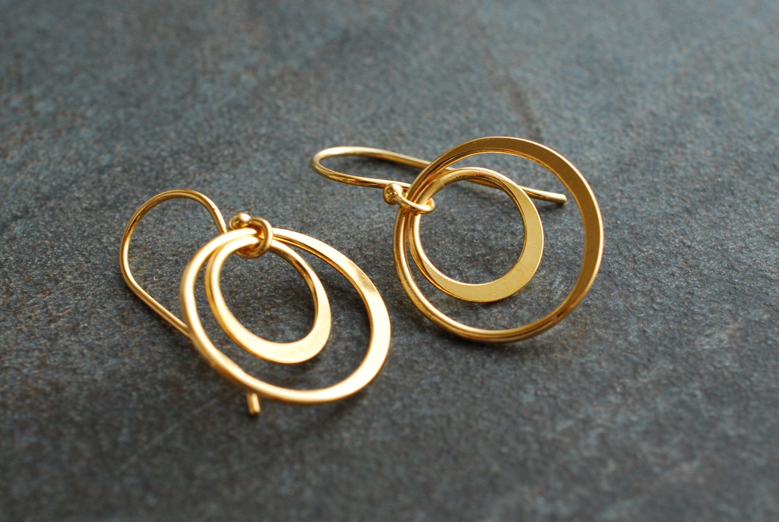 Minimalistische Kreis Ohrringe . 24k vergoldetes Silber - picturing