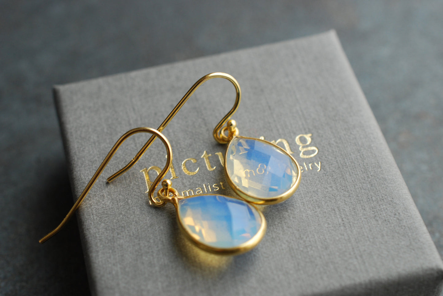 Geburtsstein-Ohrringe Opal . Oktober-Geburtstagsgeschenke . vergoldetes Silber - picturing