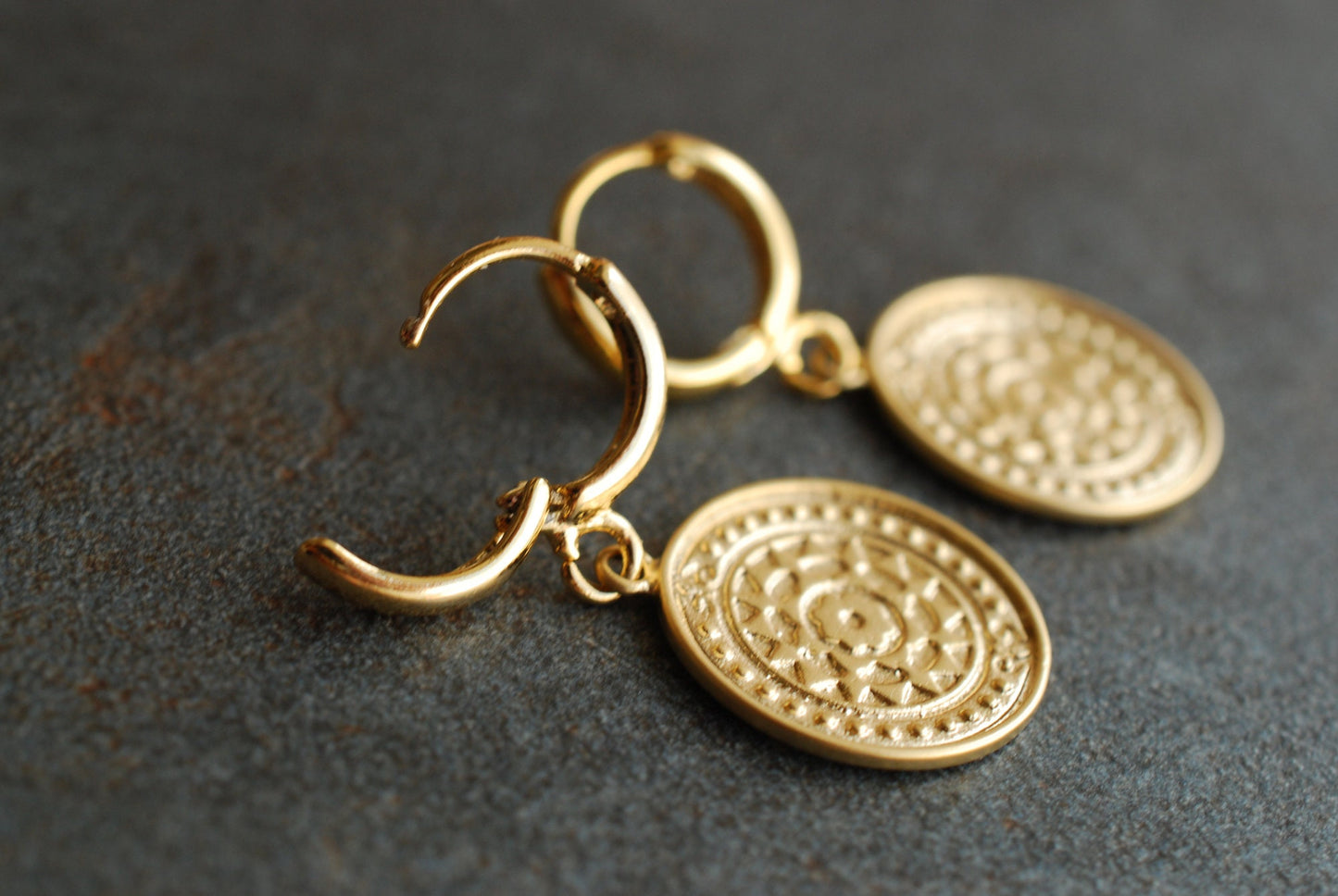JZAR . Vergoldete Ohrringe  mit Münzen-Anhänger . Boho-Schmuck