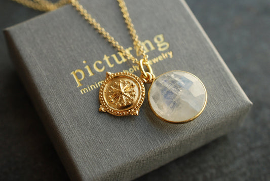 FERNWEH . Boho-Kette Kompass . wahlweise mit Mondstein . echt vergoldetes Silber - Picturing®