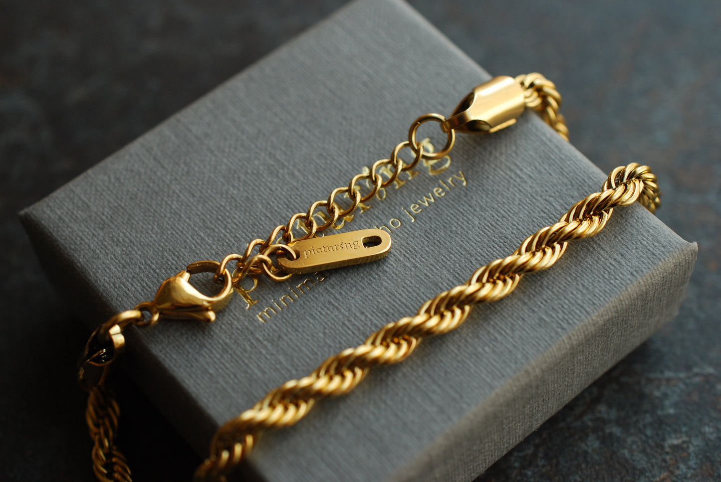 LILOU . 18kt Vergoldetes Edelstahl-Armband . Größenverstellbar . Kordelarmband
