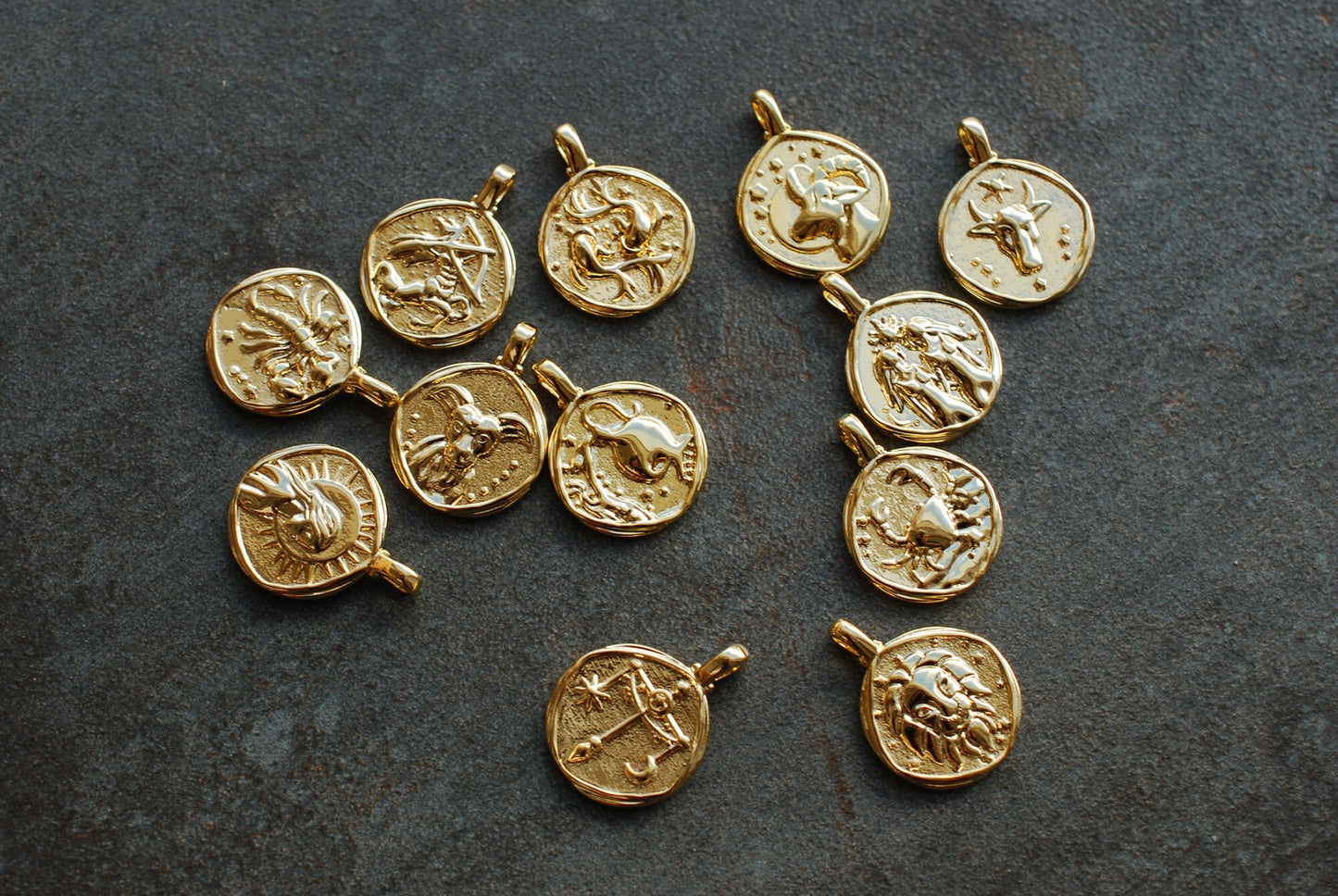 Sternzeichen-Münzen-Kette . 16 kt vergoldet . personalisiertes Geschenk . Vintage-Stil-Kette . Himmlischer Schmuck